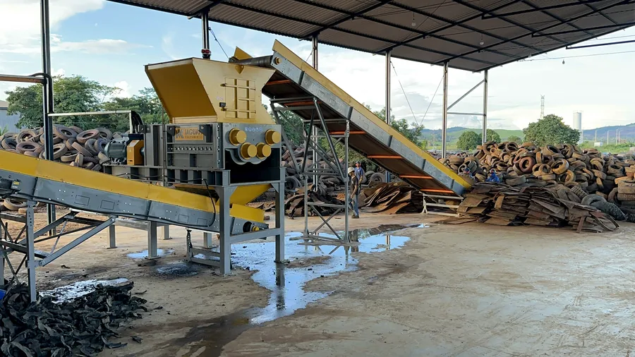 Triturador Jaguar Industrial em operação — planta de reciclagem de pneus