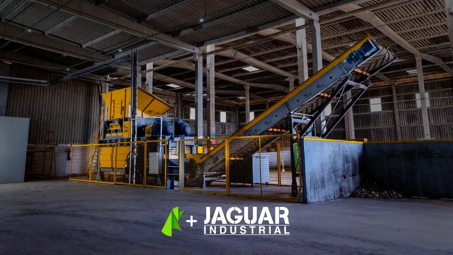 Planta de trituração de pneus Jaguar Industrial — triturador de duplo eixo com esteira